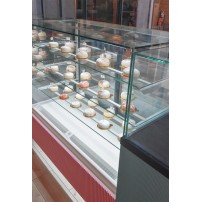 Witryna cukiernicza chłodnicza Dolce Visione Premium 1300 Bianco | podświetlany cokół | białe wnętrze | 1300x670x1300 mm
