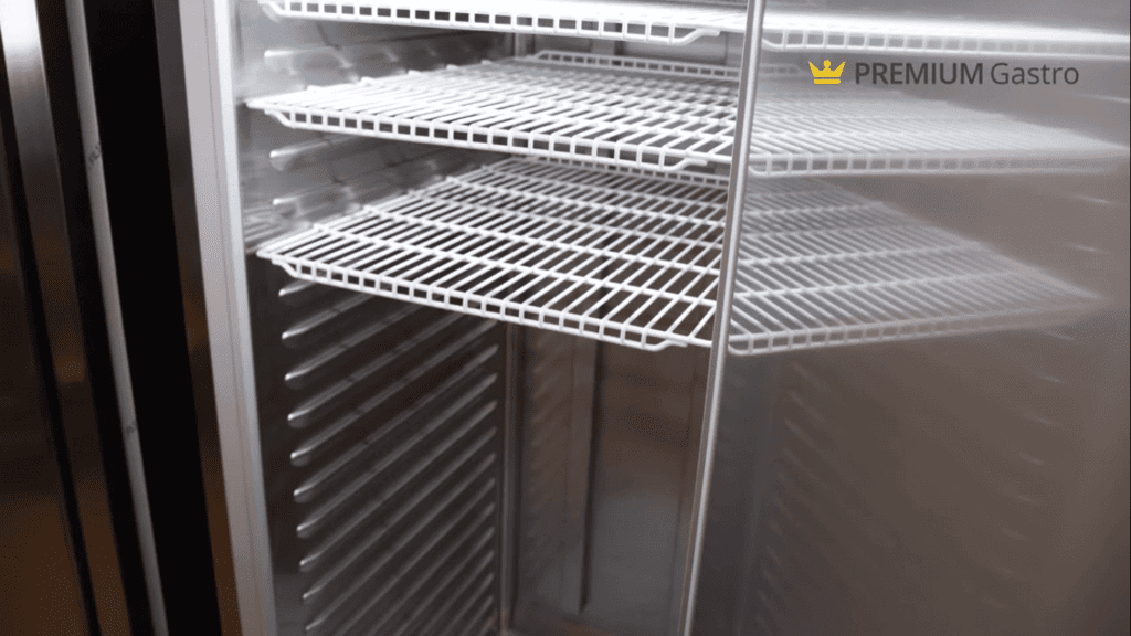 Wnętrze gastronomicznej szafy chłodniczej Dora-Metal 