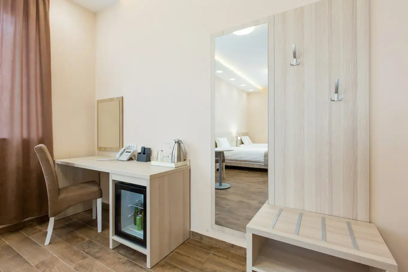 Minibar pokojowy – jak wpływa na komfort gości hotelowych?
